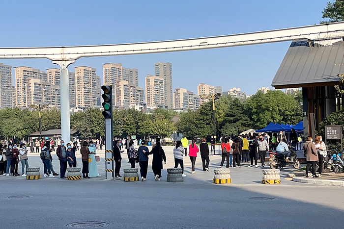 2021年10月18日，曲江池遗址公园暂停开放。曲江池遗址公园核酸检测点，市民正有序排队做核酸检测。