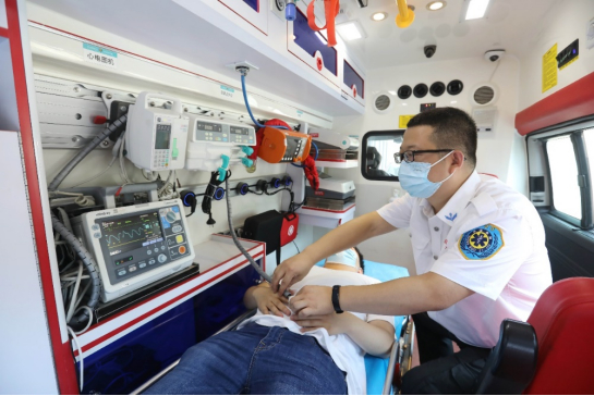 通过系统将病患实时传输到院内 重庆移动供图