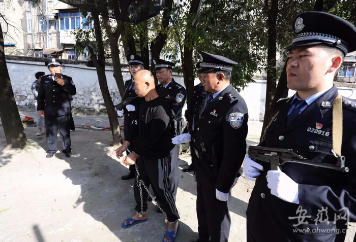 嫌疑人指认当年作案现场。