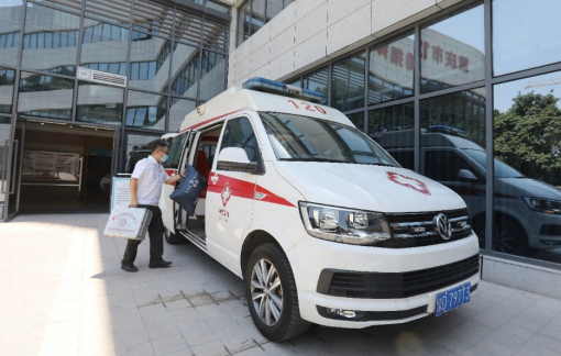 院前医生接到急救任务准备出发 重庆移动供图