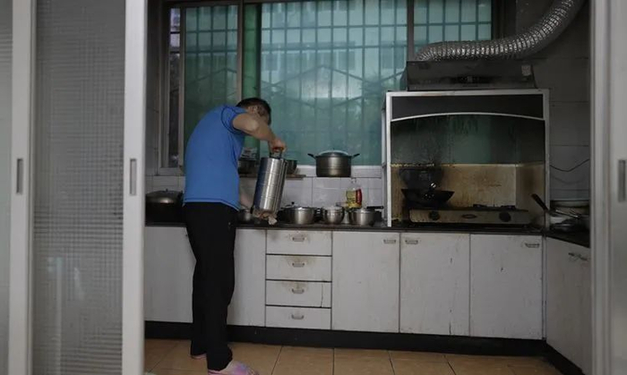 ▲赵晓波会多做出两份餐带着上班，他夜班需要补充体力，有时候母亲在家食欲不好，也可以随时进餐。