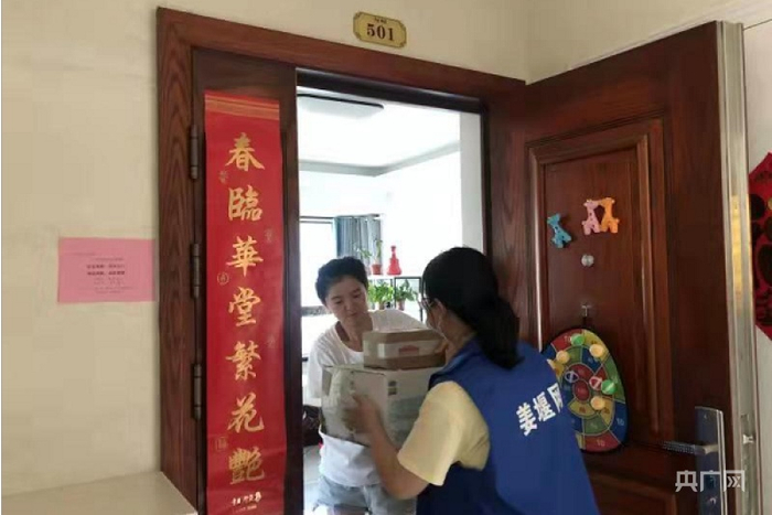 网格员上门服务（央广网发 龚彪摄）