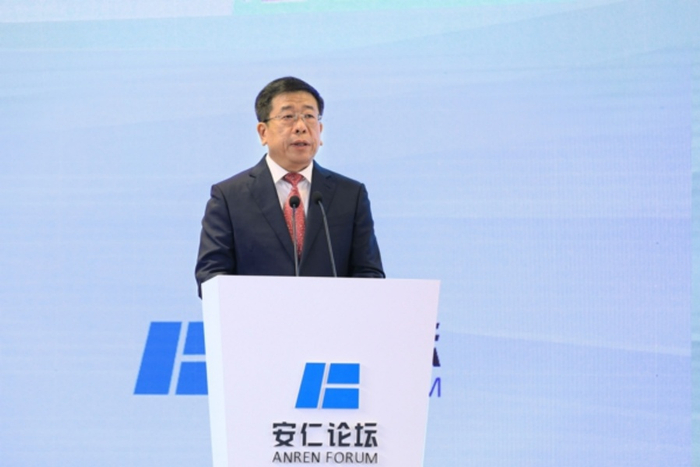 （国务院国有资产监督管理委员会党委委员、副主任任洪斌致辞，华侨城西部集团供图，央广网发）