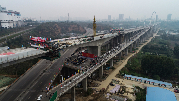 韩城太史大街市政桥在空中精准对接（央广网发 中铁七局供图）
