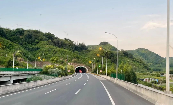  清晨的高速公路。