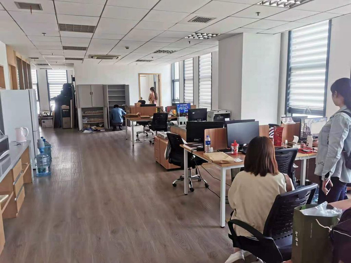 运营团队办公地点和公司设备。