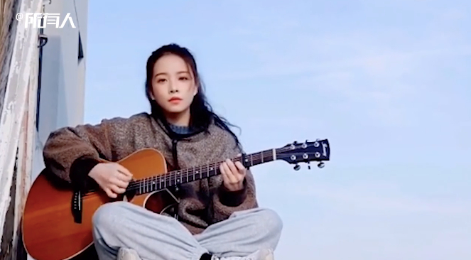 清华虚拟学生华智冰弹唱视频 截图