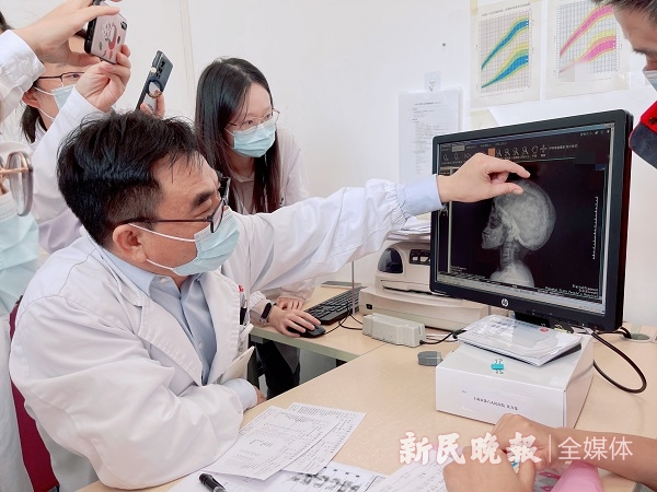 图说：章振林教授坐诊 新民晚报记者 左妍 摄（下同）