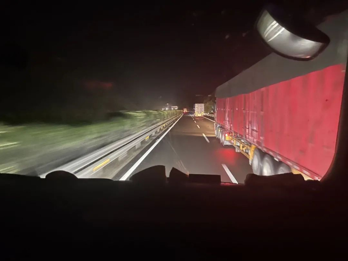  行驶在夜间的高速公路上。