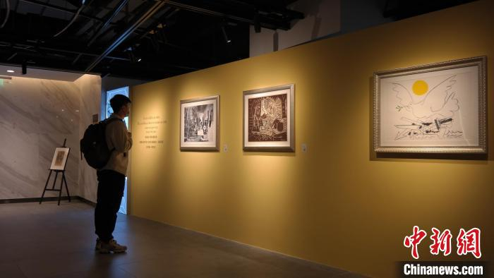 观众专程赶来观看大师真迹。　王与乐 摄