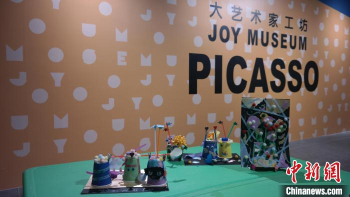 展览特设“大艺术家工坊”沉浸式体验展区。　王与乐 摄