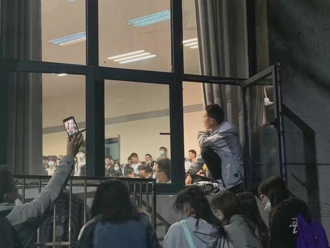 武汉大学恋爱课爆火！“窗户上都挂满了人”。武汉大学官微图
