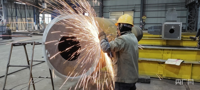 工作人员对圆管柱进行二氧保护焊焊接。央广网发