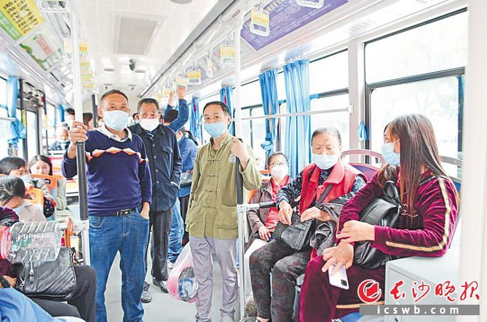 浏阳城乡公交一体化运营后，市民进城下乡更加便捷。 长沙晚报通讯员 彭红霞 摄