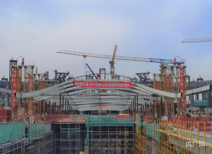 乌鲁木齐T4航站楼交通中心项目“屋盖”钢结构提升。央广网发