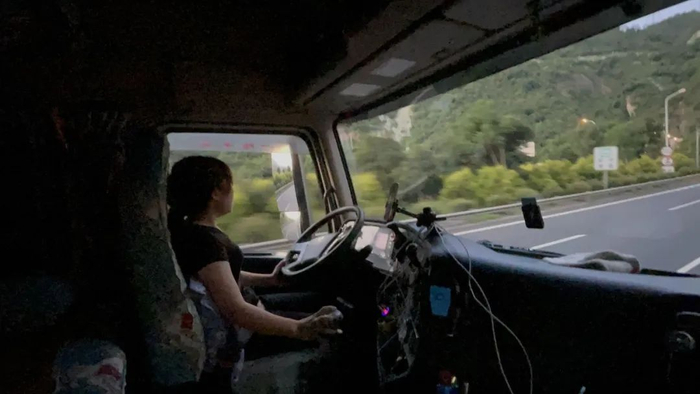 周玲在驾驶中。本文图片均由中青报·中青网记者马宇平/摄