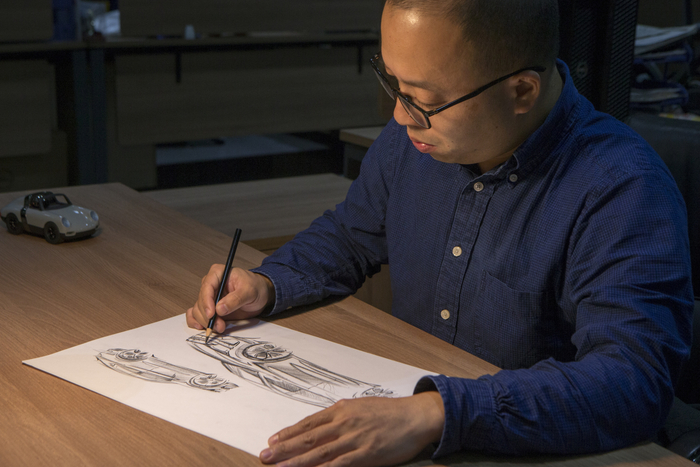 罗际用铅笔素描设计图纸（央广网发 受访者供图）