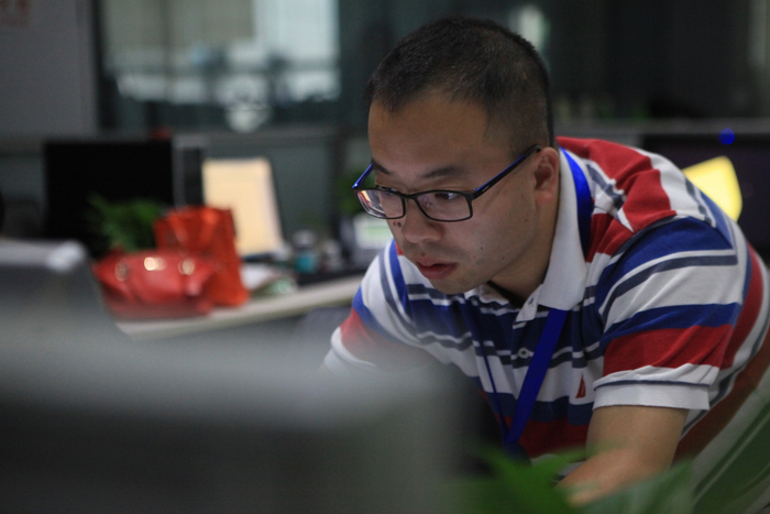 罗际在认真审改设计方案（央广网发 受访者供图）