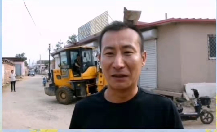 2021年正在安装路灯时的邱超。图源坟坨镇人民政府官方微信公众号