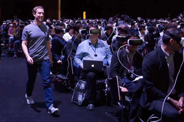图为扎克伯格参加2016年全球移动大会（Mobile World Congress），参与者都戴着脸书公司旗下的虚拟现实眼镜