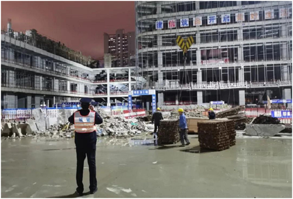 图说：武宁路一处工地夜间施工扰民 来源/市城管执法局供图（下同）