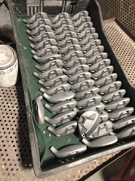 图说：警方查获的假冒高尔夫球杆。浦东警方供图（下同）