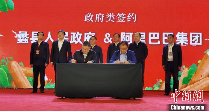 图为签约现场。　徐巧明 摄