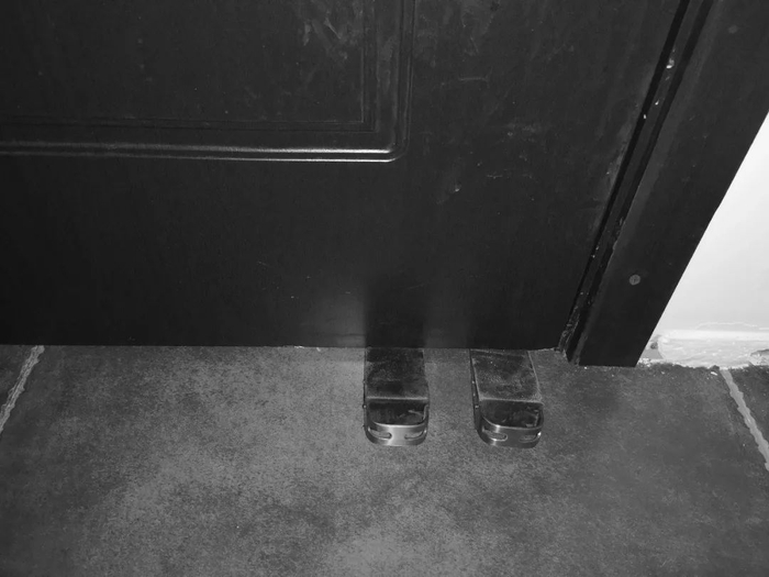 燕西安在卧室门口的门挡（图源：受访者）