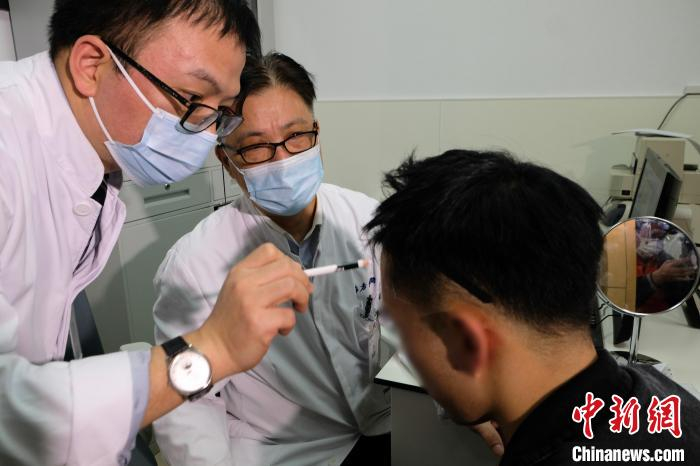 “生发针”一次治疗时间在半小时以内，有“午餐注射”之称，很受白领们群体欢迎。　陈劲 摄