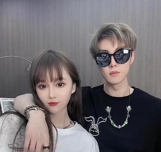 球球赵珈萱与男友高调秀恩爱直播自曝明年会完婚小腹隆起疑似怀孕