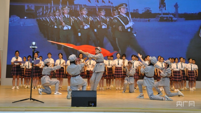 “恰是百年风华正茂”主题文化艺术节合唱《卢沟谣》。郭晓婷摄央广网发