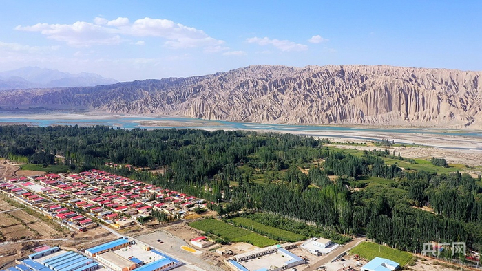 莎车县叶尔羌河畔依水而居的美丽村庄。阿力木江摄央广网发