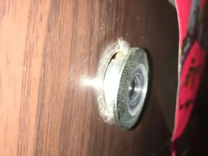 潘雨家被挖掉一半的猫眼（图源：受访者）