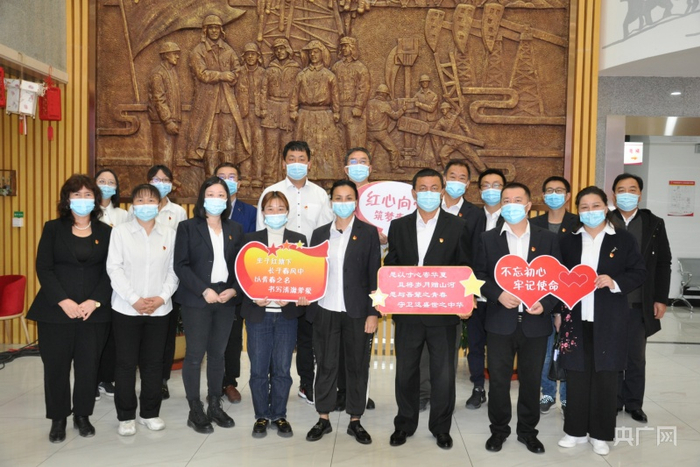 10月主题党日活动石油人党支部党员留影。王正华摄央广网发