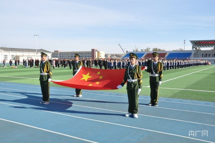 克拉玛依市第十中学升国旗仪式。王正华摄央广网发