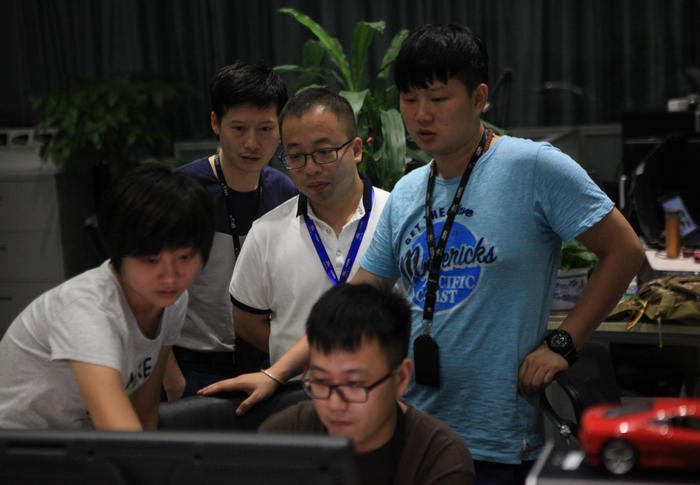 罗际和设计团队一起探讨设计方案（央广网发 受访者供图）