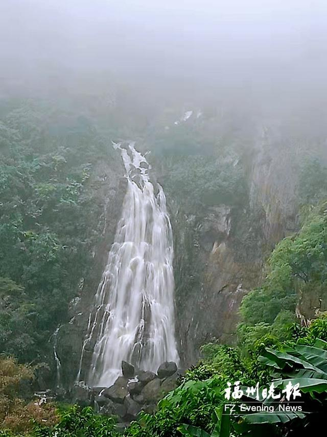 际上瀑布。（村委会提供）