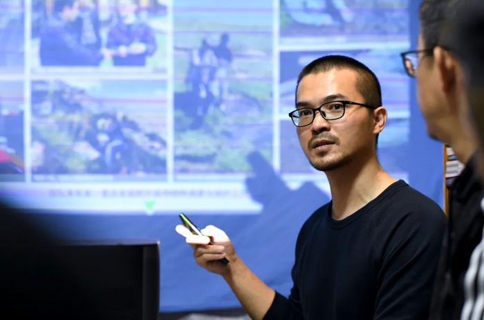 杨宗宗和自然里植物学社成员在一起讨论野外采集标本时出现的问题（10月9日摄）。新华社记者 杜刚 摄