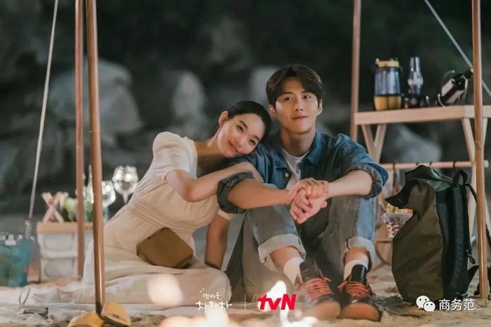两人还在全村人的见证下拍了婚纱照，女主婚纱来自很多韩国明星都穿过的Bride and You，男主身穿Valentino西装，画风特别美好清新~虽然剧情不算新颖，但整部剧制作还是很精良的，角色也都立体鲜活，各种小细节充满人情味。双向奔赴的甜蜜爱情，让不少人都嗑上了这对“酒窝CP”。不过，随着剧的走红，韩网却爆出饰演“洪班长”的男主金宣虎塌房，也是让剧迷们大跌眼镜。事情是这样的：金宣虎的前女友出来爆料，他不仅在恋爱期间诱骗堕胎、冷暴力分手，还在背后辱骂合作的演员与导演，而金宣虎本人也已经出来回应道歉，承认了在这段感情中的恶劣行径…
