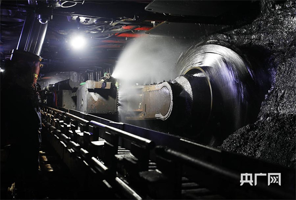 麻地梁煤矿井下采煤机正在安全作业（央广网发 吴辉 摄）