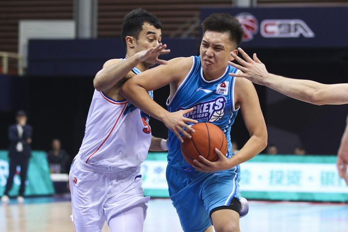 年轻的宁波富邦球员展现了冲劲。