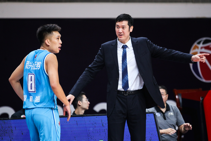 李可在场边指导李柏润。