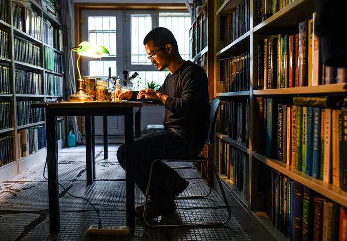 杨宗宗在工作室制作植物标本（10月10日摄）。新华社记者 王菲 摄