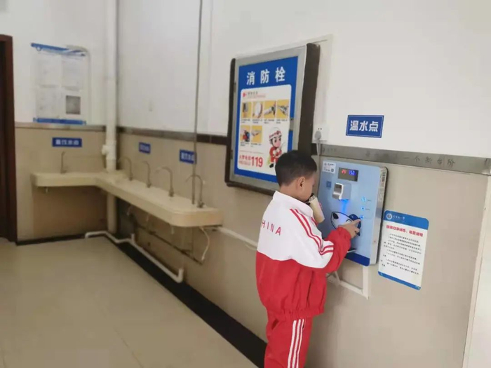 南岸区天台岗小学上海城等3个校区管道直饮水工程投入使用 邹乐 摄