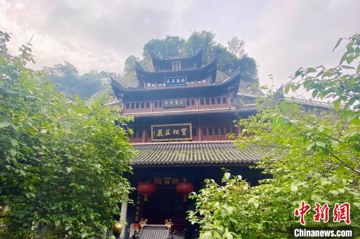 新昌大佛寺一影 项菁 摄