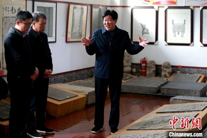 出生于1962年的王术青为淄博市高青县黑里寨镇王恒村人，从小在黄河边长大的他，对黄河有着深厚的感情。　梁犇 摄