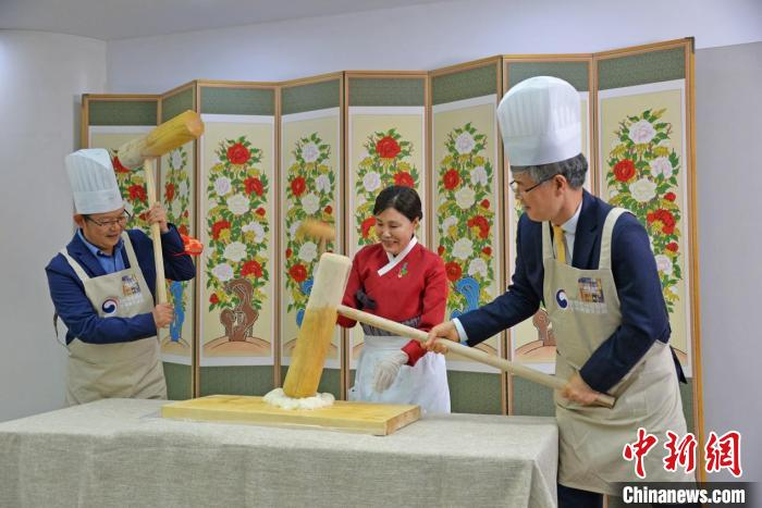 图为现场嘉宾体验“打年糕” 驻华韩国文化院供图