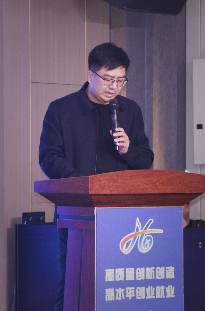 哈新区发改局副局长陈亮主持路演训练营开营仪式。