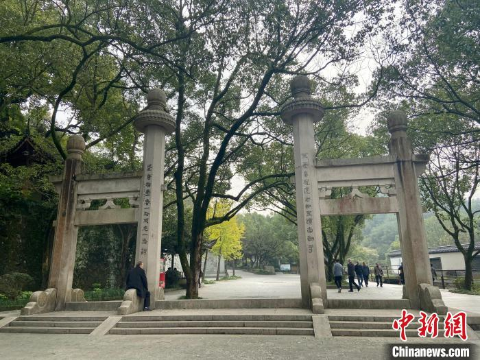 新昌大佛寺一影 项菁 摄