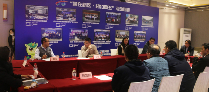 评委对路演企业一对一辅导。